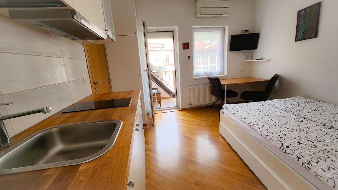 Old Town Apartment *